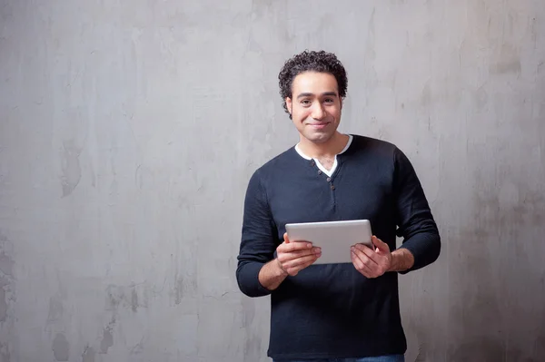 Man aan het werk op digitale Tablet PC — Stockfoto