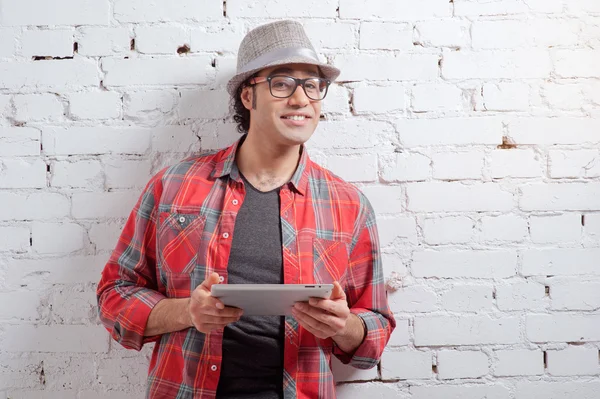 Homem usando tablet digital — Fotografia de Stock