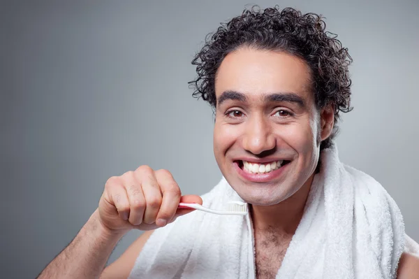 Hombre sosteniendo un cepillo de dientes — Foto de Stock