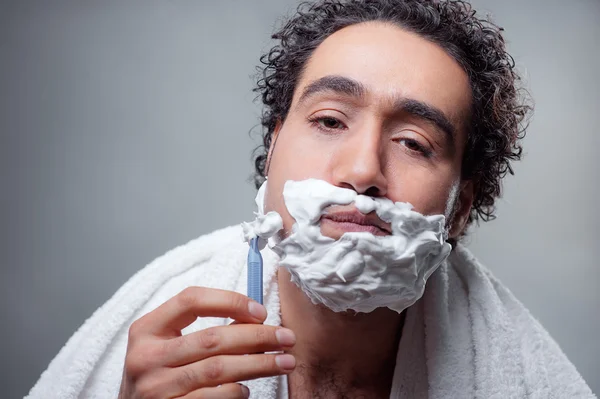 Чоловік голиться обличчя — стокове фото