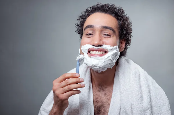 Чоловік голиться обличчя — стокове фото