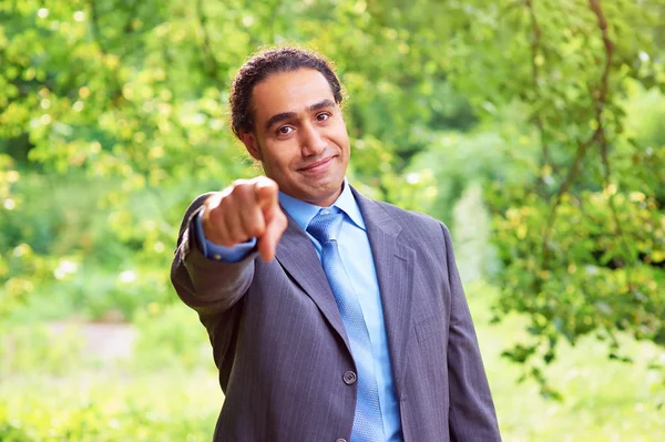 Hombre apuntando al frente — Foto de Stock