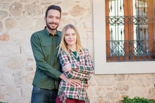 Liebendes Paar im Freien — Stockfoto