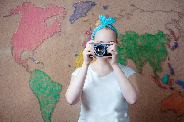 Woman holding camera — Stock Photo, Image