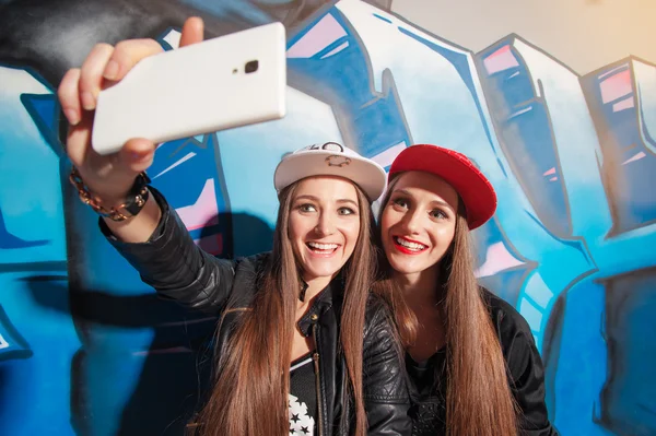 Hermanas tomando selfie — Foto de Stock