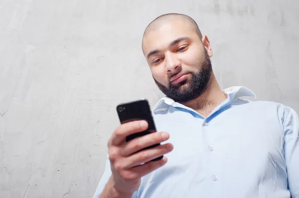 Uomo che utilizza il telefono cellulare — Foto Stock