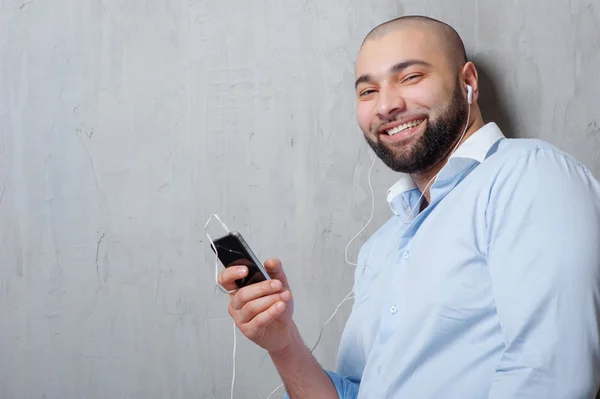 Homem barbudo em fones de ouvido — Fotografia de Stock