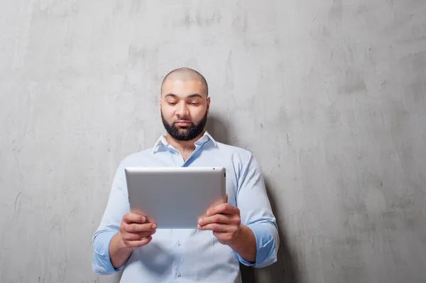 Homem trabalhando em tablet digital — Fotografia de Stock