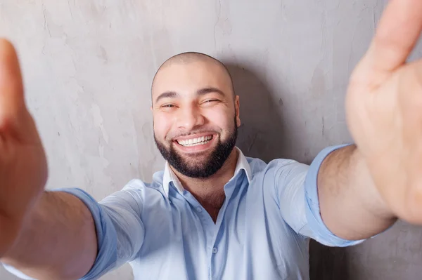 Latino-Mann macht Selfie — Stockfoto