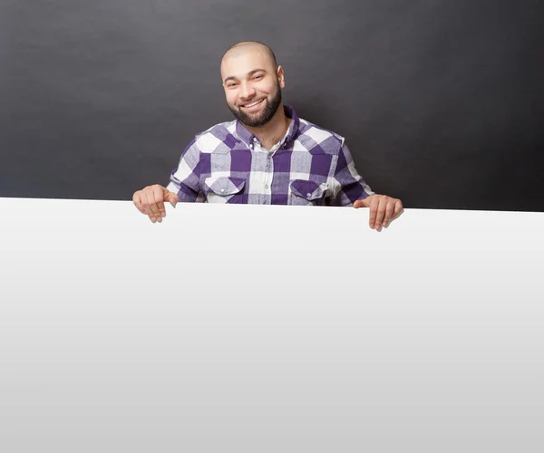 Hombre sosteniendo cartel en blanco — Foto de Stock