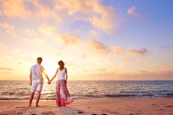 Young couple stands — Stock Photo, Image