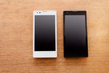 Ahşap üzerine iki akıllı telefonlar