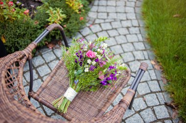 Buket sandalyenin üzerinde