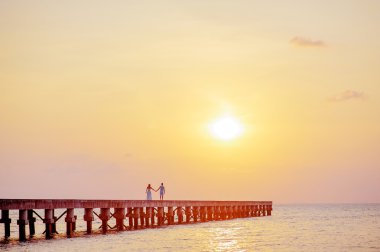 iskelede günbatımı üzerinde çift