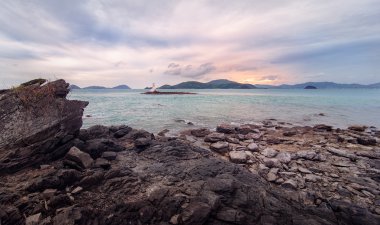 Tropikal gün batımı ve deniz feneri