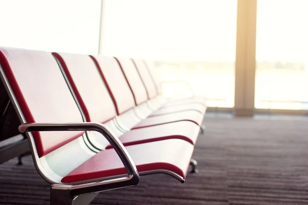 Banc dans le terminal de l'aéroport — Photo