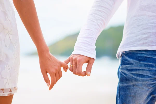 Paar hält Händchen — Stockfoto