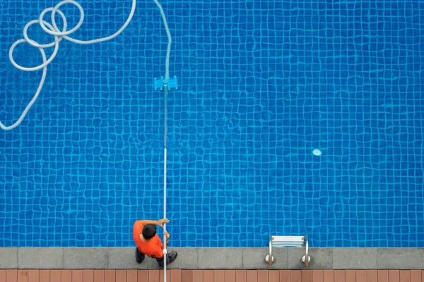 Homem limpeza piscina — Fotografia de Stock