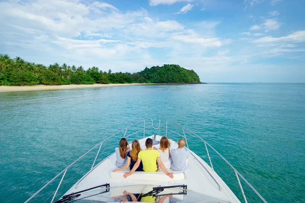 Amigos descansando en el yate . — Foto de Stock