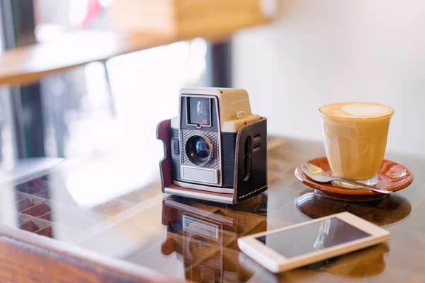 Smarttelefon, kaffe og kamera – stockfoto