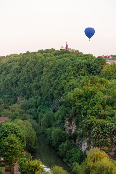 Kanion rzeki i balon w niebo. — Zdjęcie stockowe