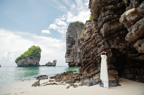 Весільна сукня на скелі — стокове фото