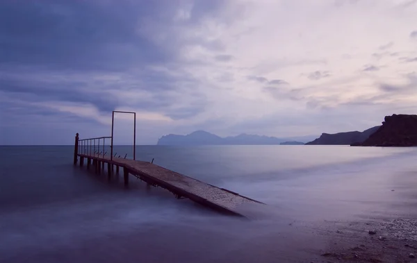 Paisaje marino con muelle viejo — Foto de Stock