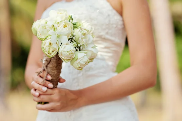 Bruiloft boeket in handen — Stockfoto