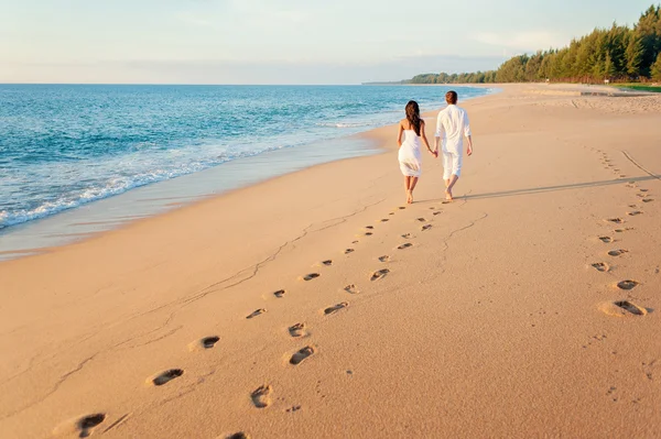 Coppia amorevole a piedi — Foto Stock