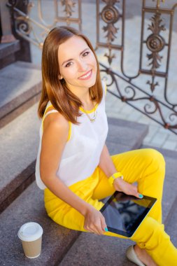 Tablet kullanan kadın.