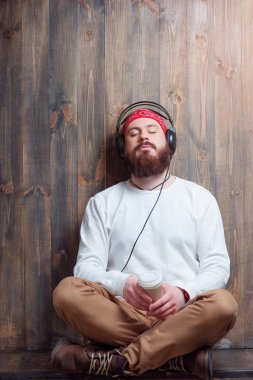 Kulaklığımda sakallı adam