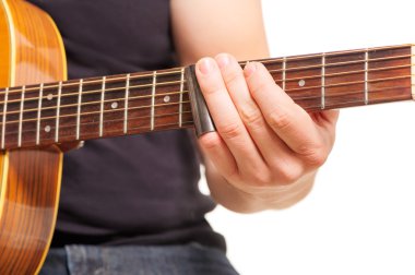 Adamın elini akustik gitar çalmak
