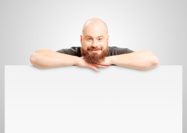 Mutlu genç adam uzun sakallı