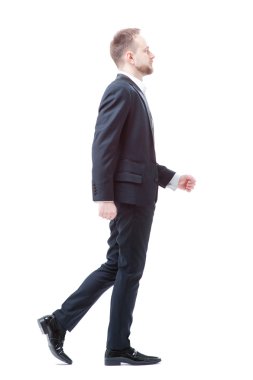 Yürüyen genç işadamı.