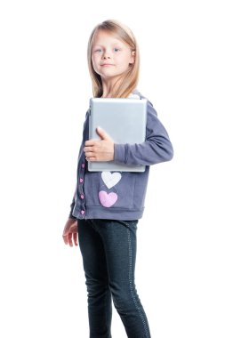 küçük kız holding tablet.