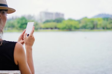 Akıllı telefon kullanan kadın