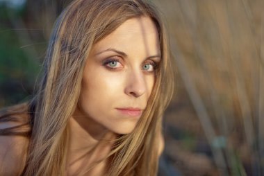 ormanda güzel genç kadın