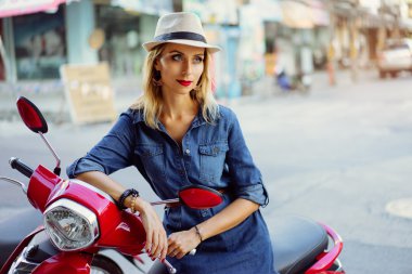 Scooter ile genç ve güzel kadın.