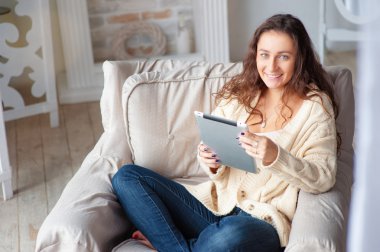 Tablet bilgisayar kullanan kadın