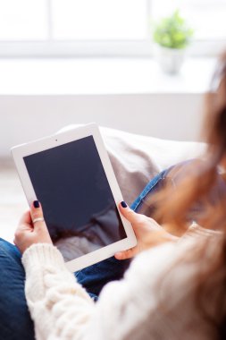 tablet bilgisayar tutan eller.