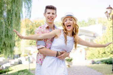 Sevgi dolu çift ayakta açık havada birlikte