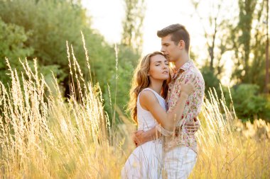 Çift parkta kucaklayan seven güzel