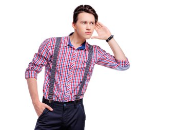 Kulak yakınındaki palm ile genç adam