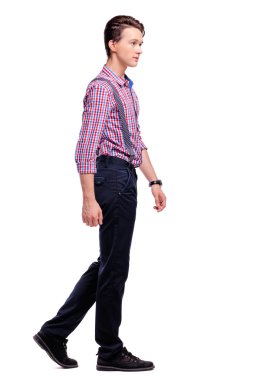 Yakışıklı genç adam yürüme