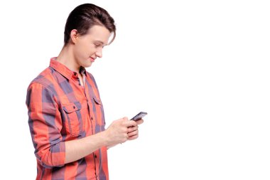 Akıllı telefon kullanan adam
