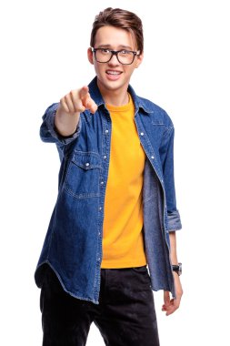 Heyecanlı genç adam kameraya işaret