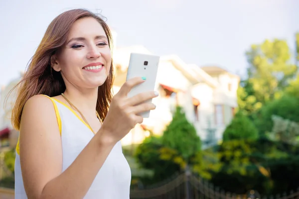 Frau nutzt Smartphone — Stockfoto