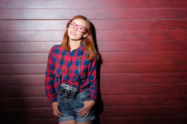 Ελκυστική νεαρή γυναίκα με κάμερα. — Φωτογραφία Αρχείου