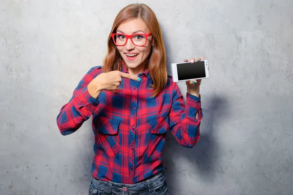 Mujer apuntando smartphone — Foto de Stock