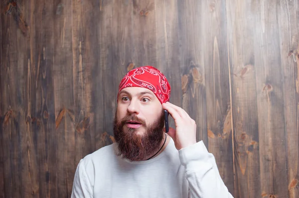Smartphone tarafından konuşan sakallı adam — Stok fotoğraf